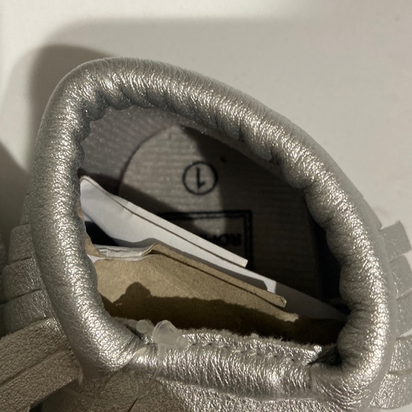 Romirus baby shoes Baby Moccasins fringe NWT silver 0-6 months size 1 - Picture 4 of 10